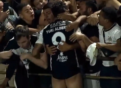 yl7703永利-尴尬又无奈！科林蒂安球员打进绝杀球激情庆祝，球裤被球迷扯掉